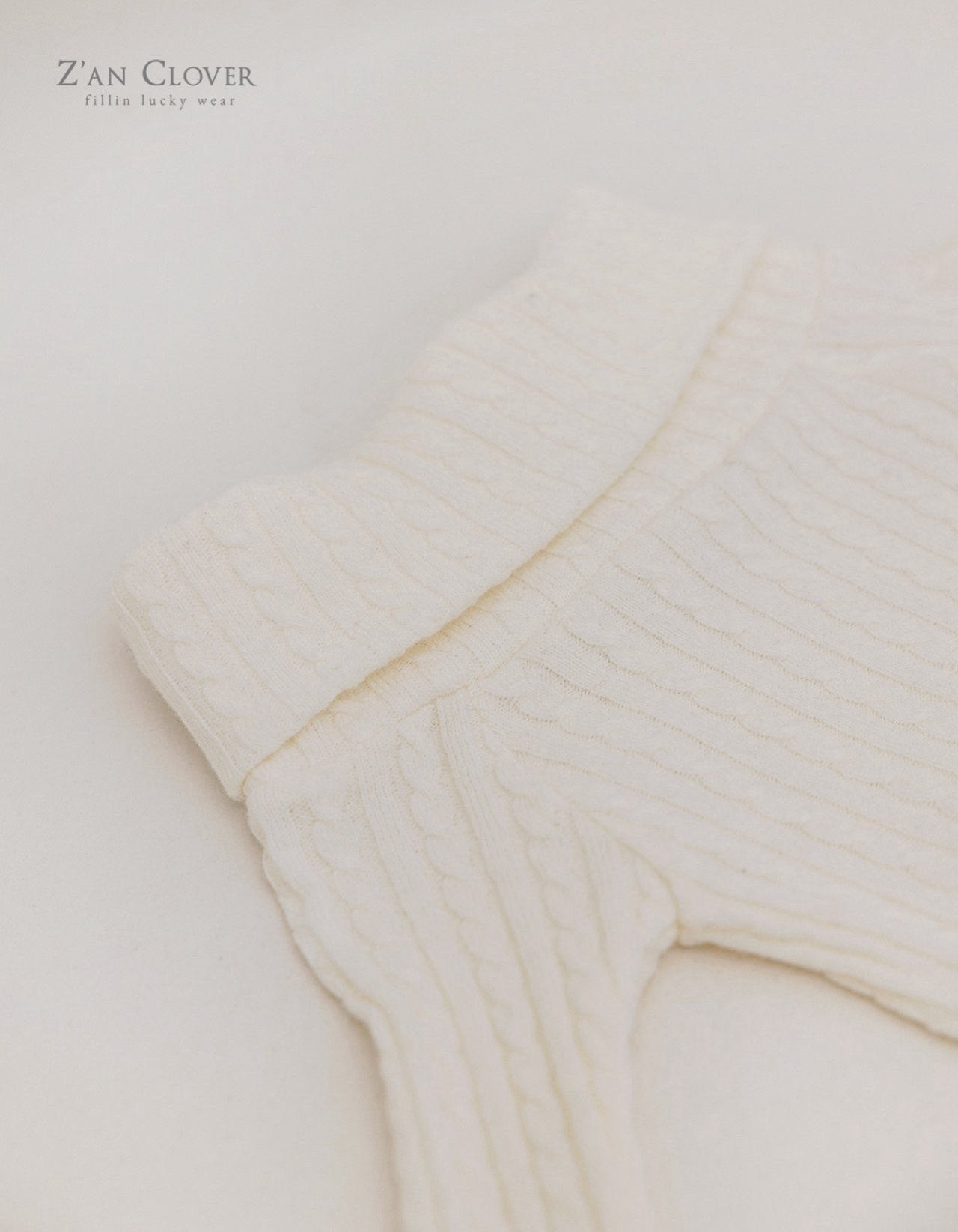 【予約】off shoulder turtle knit / zanclover (3-19号)