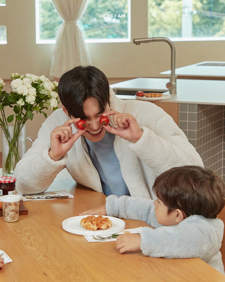 【予約】kinder fleece jacket / here i am 1 (mom, dad)